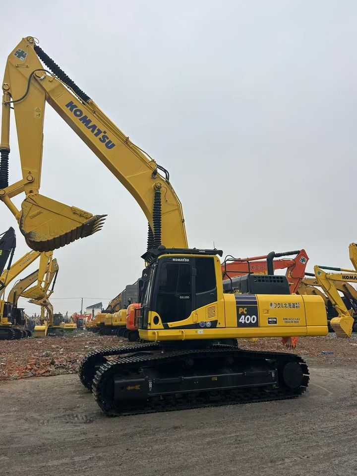 Komatsu PC400 crawler excavator, side profile view Komatsu PC400 crawler excavator, side profile view