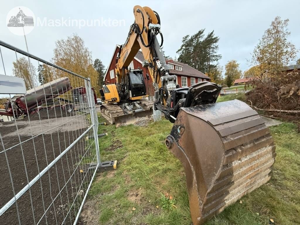 2023 Liebherr R920 COMPACT crawler excavator, front-quarter view