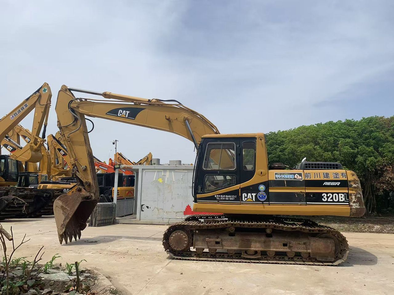 2015 Caterpillar 320BL crawler excavator, side profile view 2015 Caterpillar 320BL crawler excavator, side profile view