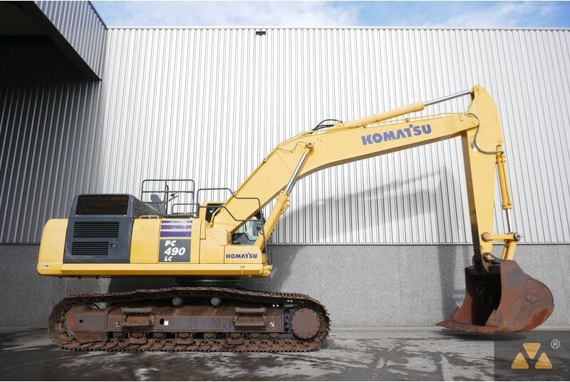 2017 Komatsu PC490LC-11 crawler excavator, side view 2017 Komatsu PC490LC-11 crawler excavator, side view