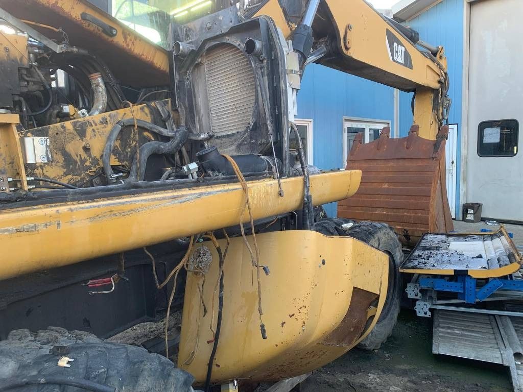 2011 Caterpillar M318D wheel excavator, side view of engine compartment 2011 Caterpillar M318D wheel excavator, side view of engine compartment