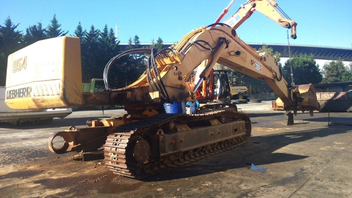 1995 Liebherr R954 LI crawler excavator, rear three-quarter view
