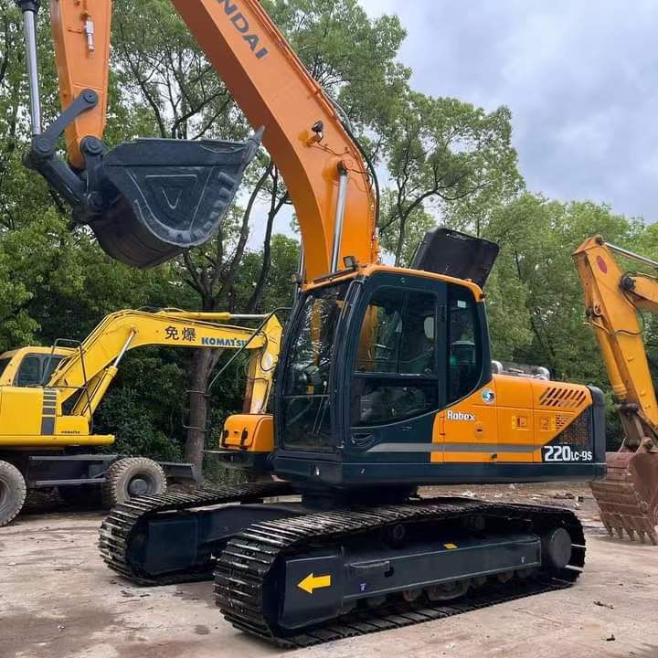 Hyundai R220LC-9S crawler excavator, side view