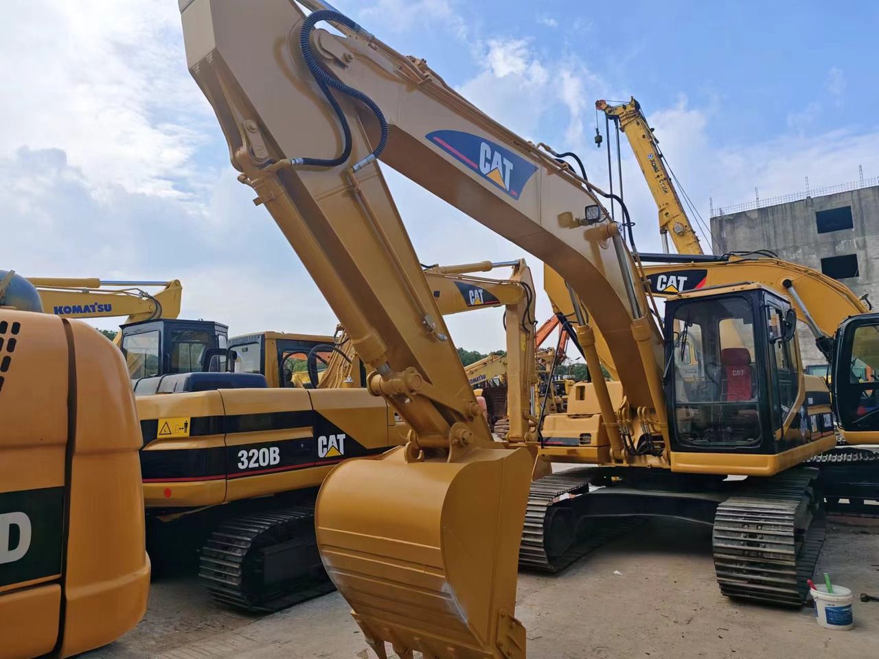 2015 Caterpillar 320BL crawler excavator, front three-quarter view 2015 Caterpillar 320BL crawler excavator, front three-quarter view
