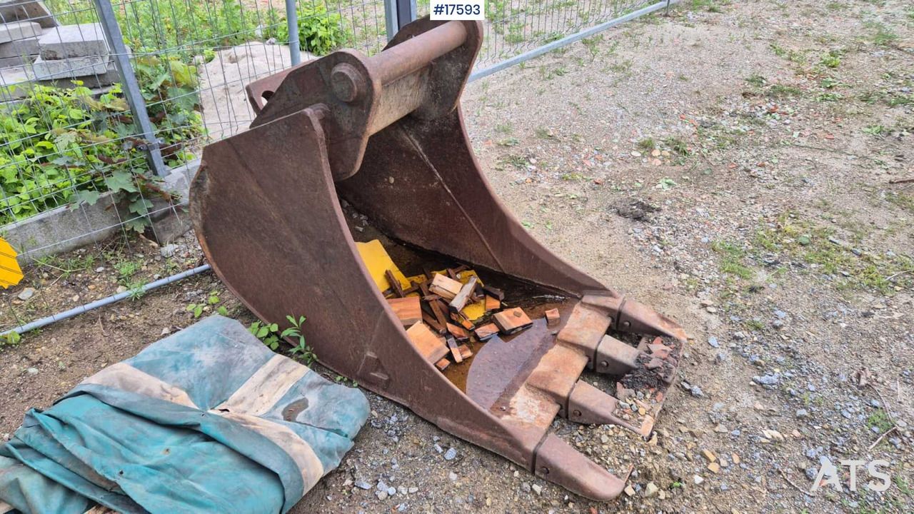 2005 New Holland E215 crawler excavator bucket attachment 2005 New Holland E215 crawler excavator bucket attachment