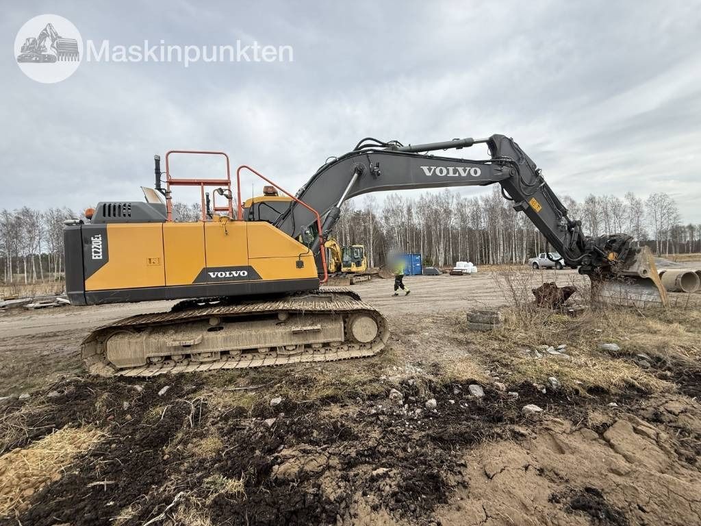 2018 Volvo EC220EL crawler excavator side view 2018 Volvo EC220EL crawler excavator side view
