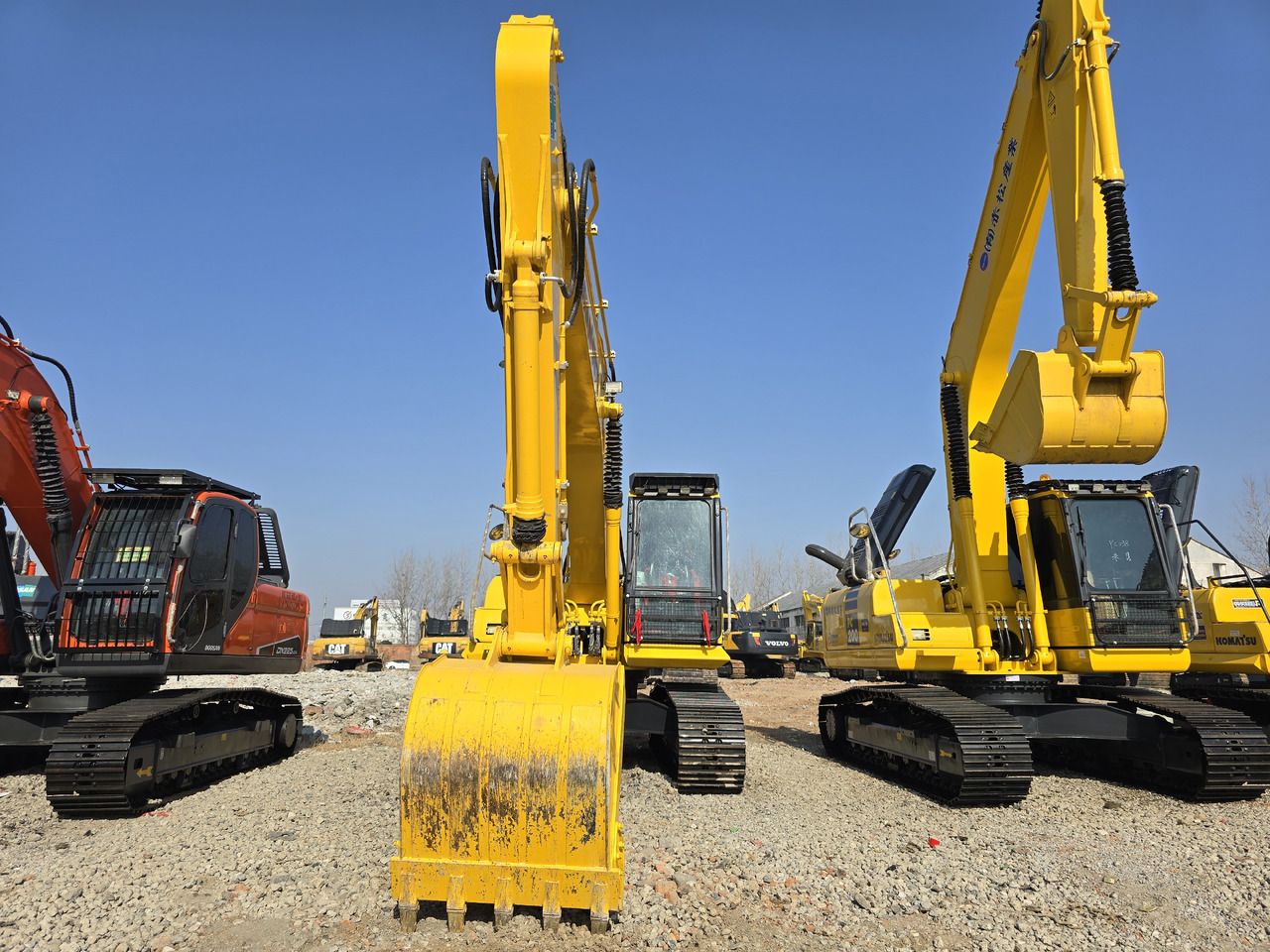 2023 Komatsu PC200-8 Raupenbagger, Frontansicht
