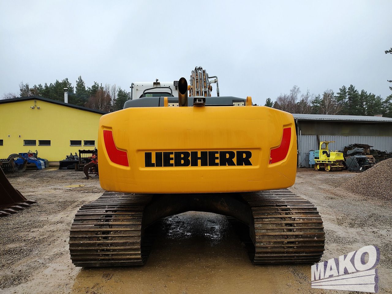 2011 Liebherr R916 LC crawler excavator, rear view 2011 Liebherr R916 LC crawler excavator, rear view