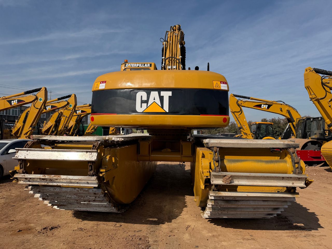Escavadora anfíbia Caterpillar 320CL de 2017, vista traseira Escavadora anfíbia Caterpillar 320CL de 2017, vista traseira