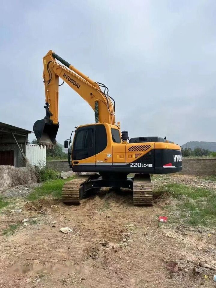 Hyundai 220LC-9S crawler excavator, rear three-quarter view Hyundai 220LC-9S crawler excavator, rear three-quarter view