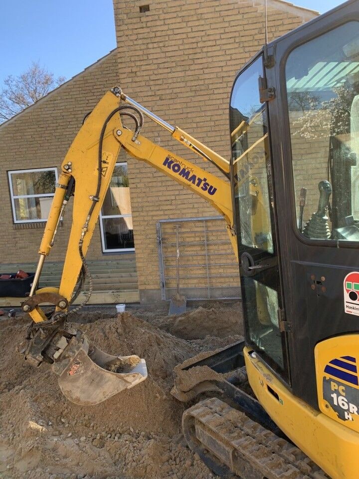 2022 Komatsu PC16R-3HS mini excavator side view 2022 Komatsu PC16R-3HS mini excavator side view