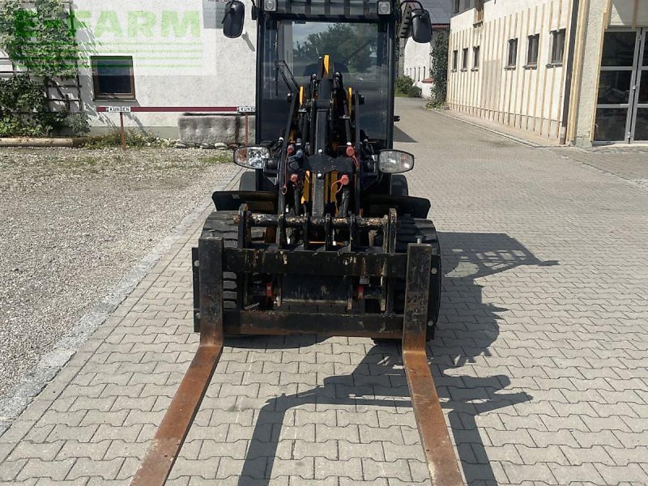 2022 JCB 403 mini excavator, front view with pallet forks 2022 JCB 403 mini excavator, front view with pallet forks