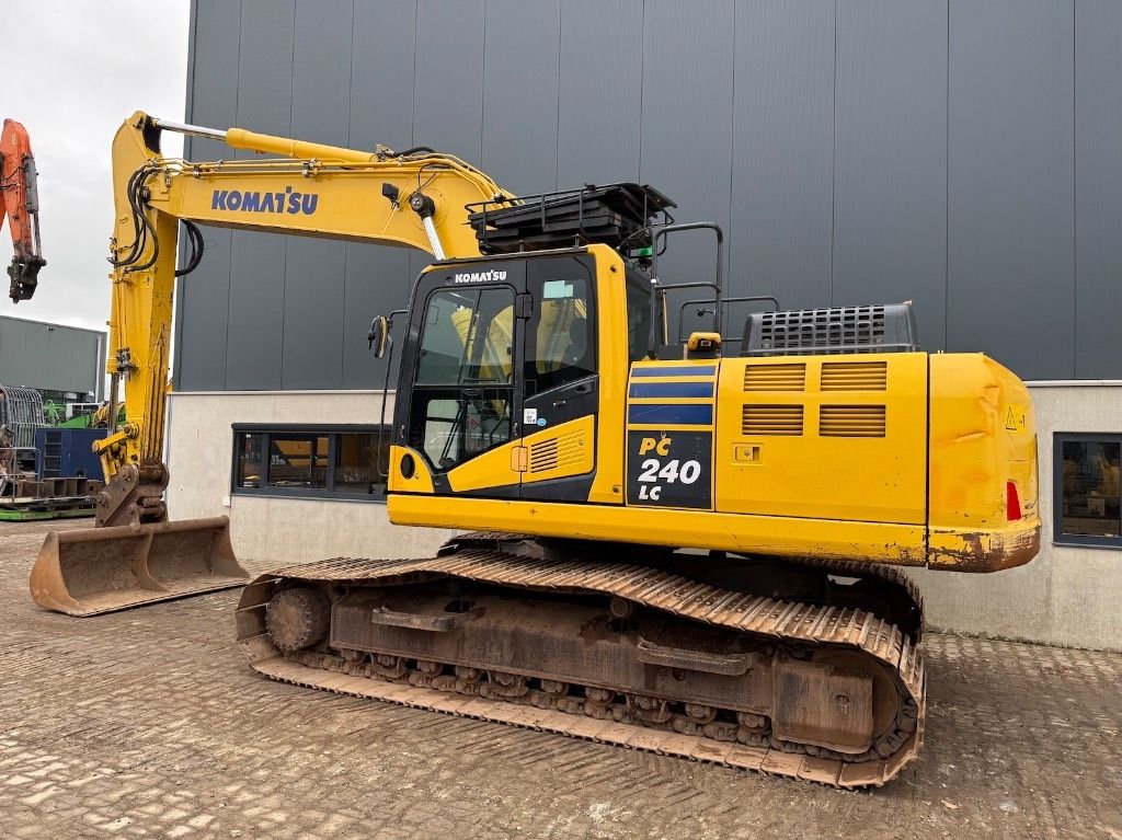 2020 Komatsu PC240LC-11 crawler excavator, side profile view 2020 Komatsu PC240LC-11 crawler excavator, side profile view