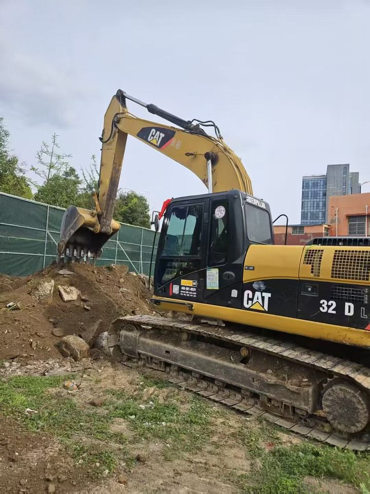 2012 Caterpillar 323DL crawler excavator side view