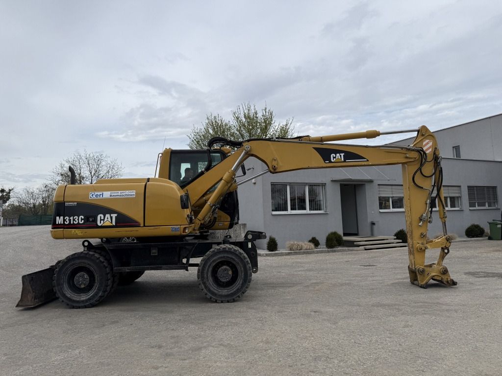 2006 Caterpillar M313C wheel excavator, side view 2006 Caterpillar M313C wheel excavator, side view