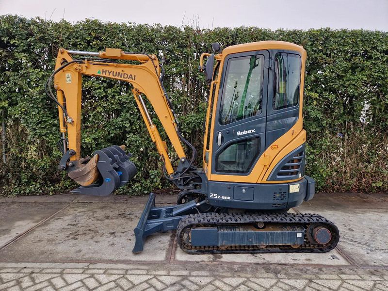 2016 Hyundai 25Z-9AK mini excavator side view