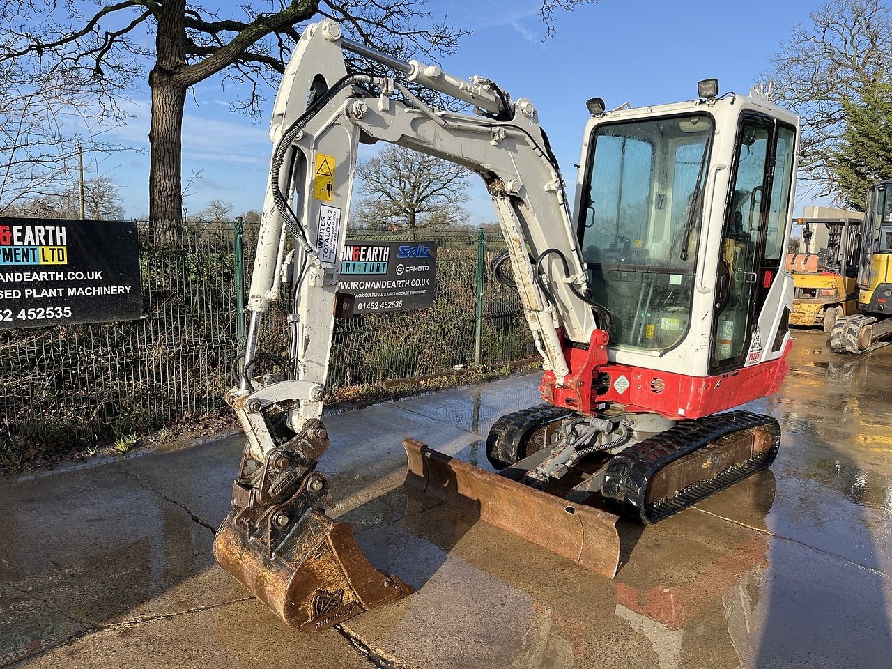 2020 Takeuchi TB225 mini excavator, front three-quarter view 2020 Takeuchi TB225 mini excavator, front three-quarter view