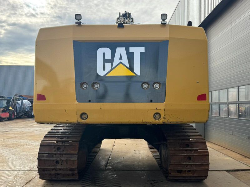 2013 Caterpillar 374FL crawler excavator, rear view 2013 Caterpillar 374FL crawler excavator, rear view