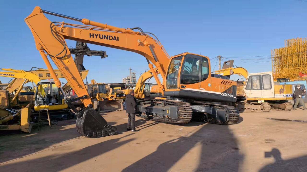 2016 Hyundai R220LC-9S crawler excavator, side view 2016 Hyundai R220LC-9S crawler excavator, side view