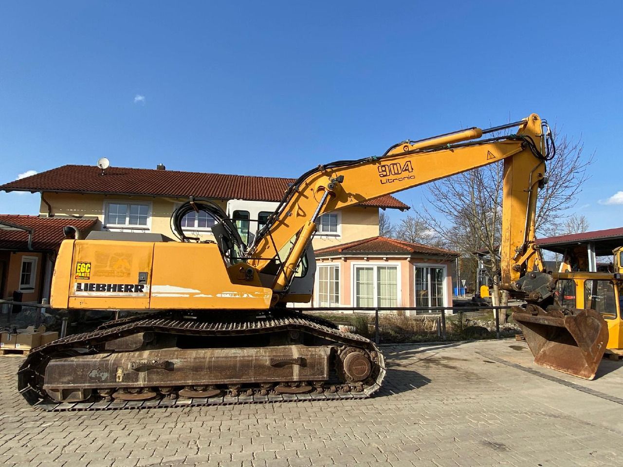 2002 Liebherr R 904 Litronic crawler excavator side view