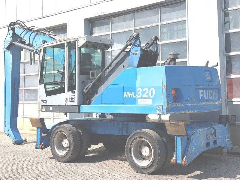 Manipulateur de matériaux Fuchs MHL320D de 2011, vue arrière trois-quarts