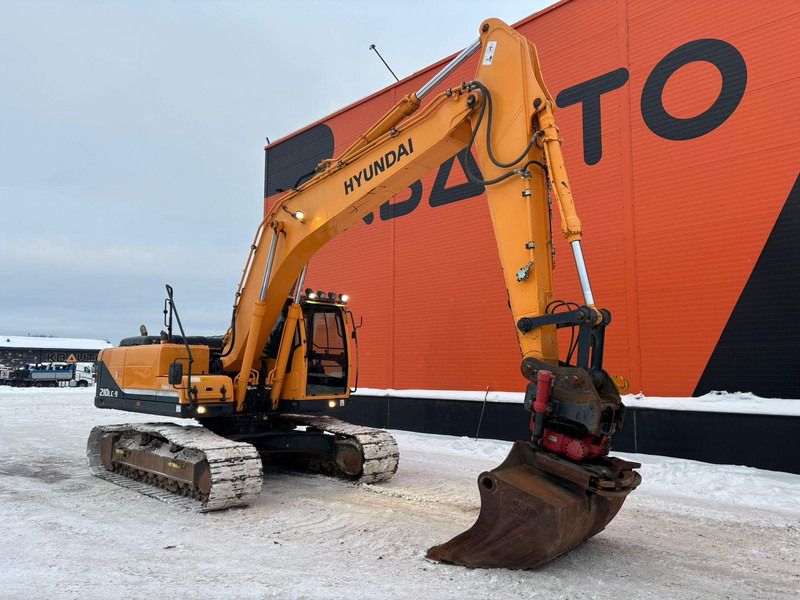 2012 Hyundai R210LC-9 crawler excavator, side view 2012 Hyundai R210LC-9 crawler excavator, side view