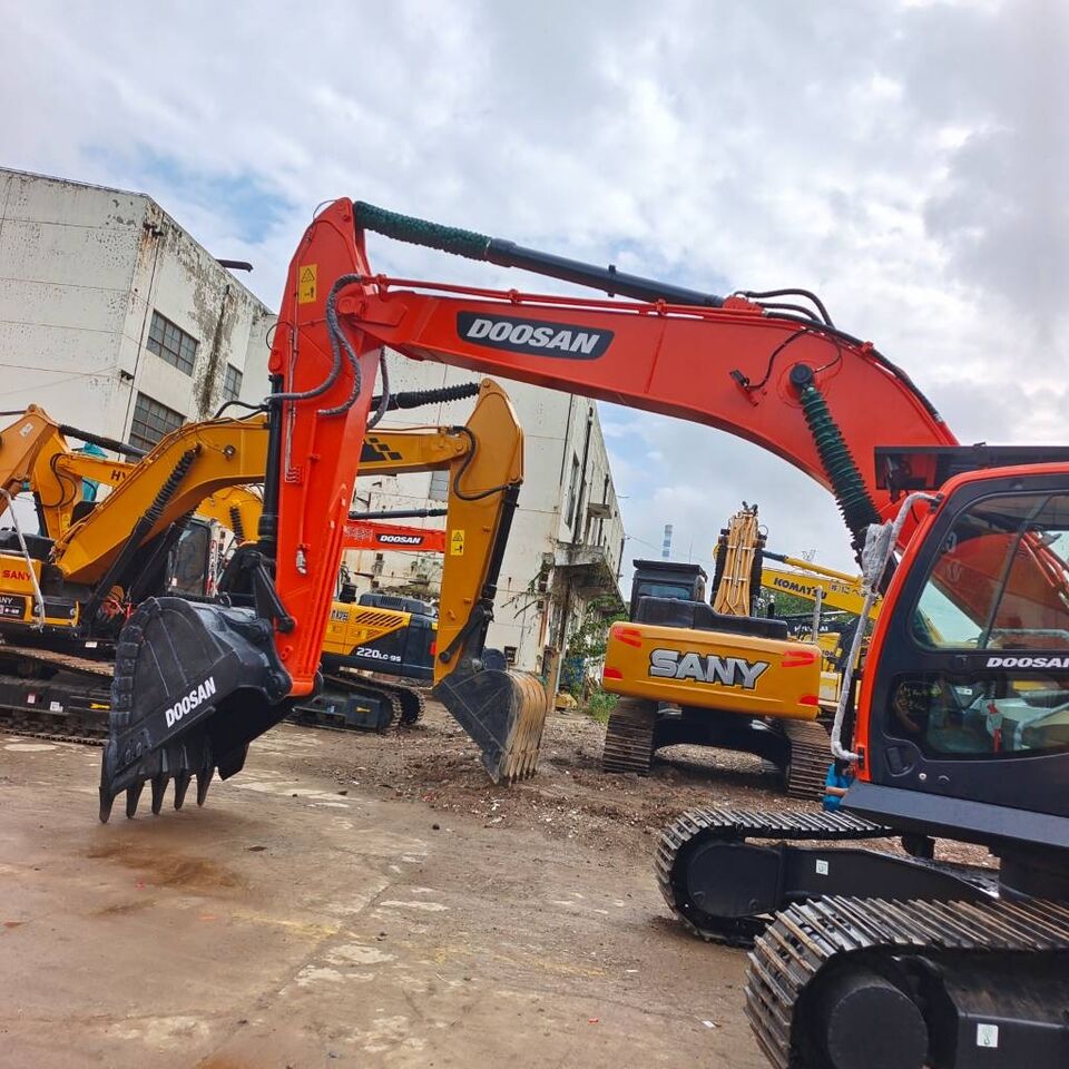 2024 Doosan DX300 crawler excavator, side view 2024 Doosan DX300 crawler excavator, side view