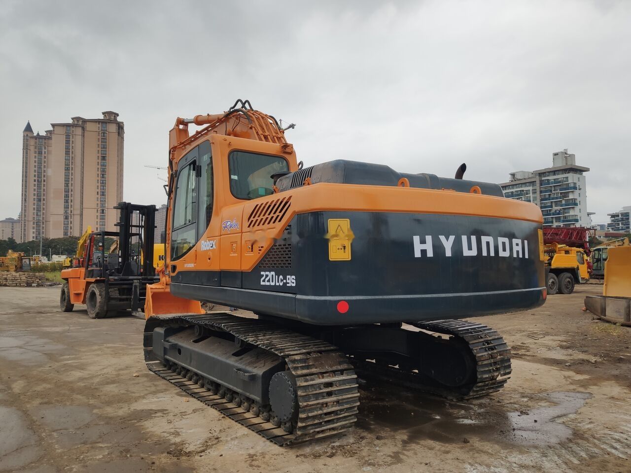 2022 Hyundai 220LC-9S crawler excavator, rear three-quarter view 2022 Hyundai 220LC-9S crawler excavator, rear three-quarter view