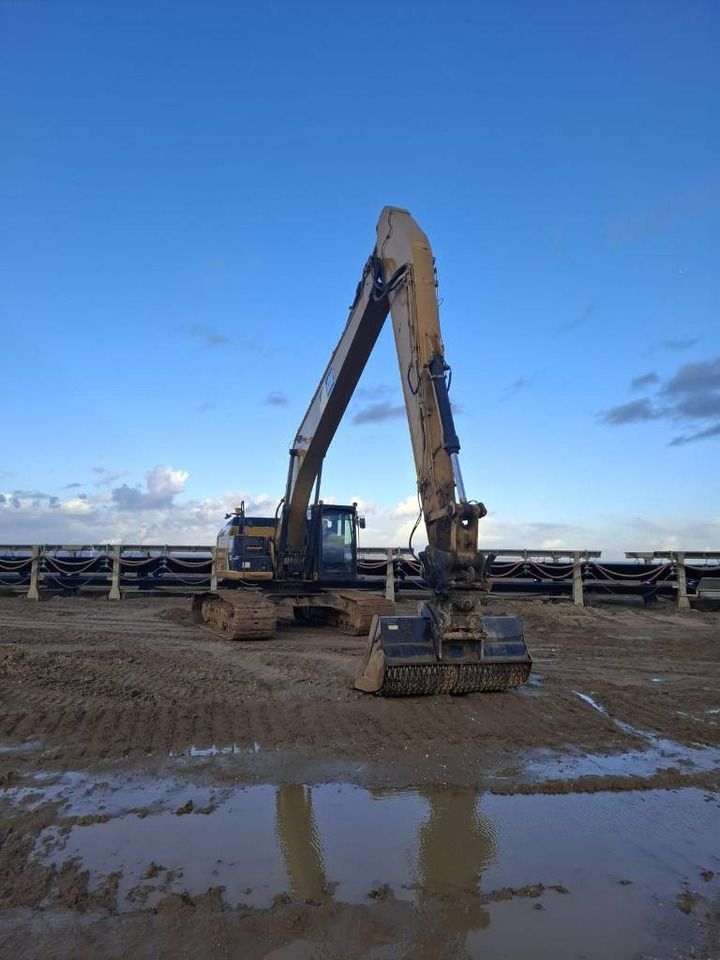 2013 Caterpillar 329E crawler excavator front view 2013 Caterpillar 329E crawler excavator front view