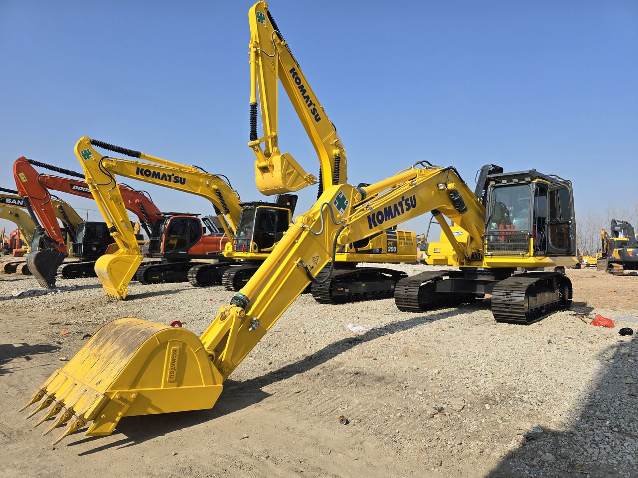 Escavatore cingolato Komatsu PC200-8 del 2024, vista anteriore tre quarti