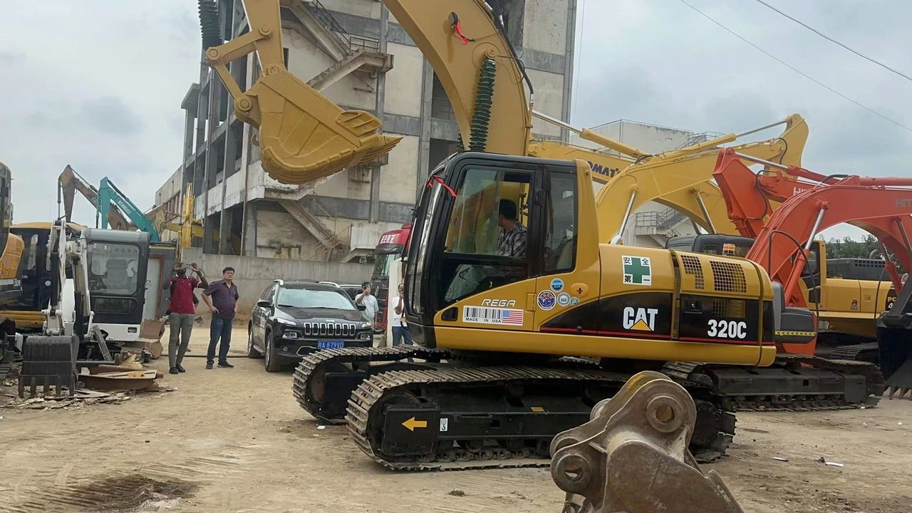 2016 Caterpillar 320C crawler excavator, side view 2016 Caterpillar 320C crawler excavator, side view