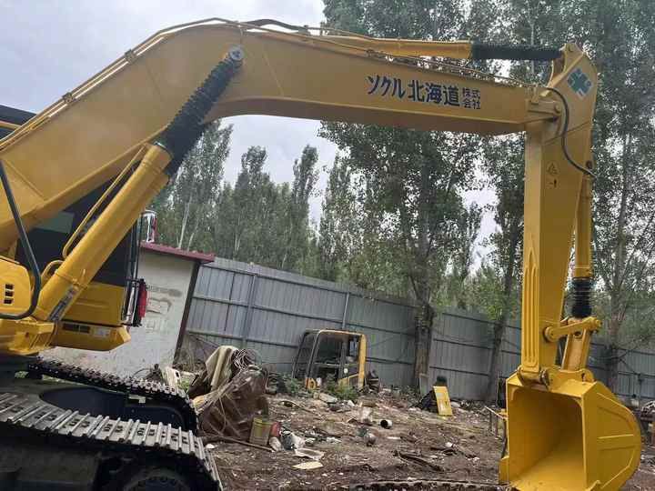 Escavatore cingolato Komatsu PC220-8 del 2017, vista di braccio e benna
