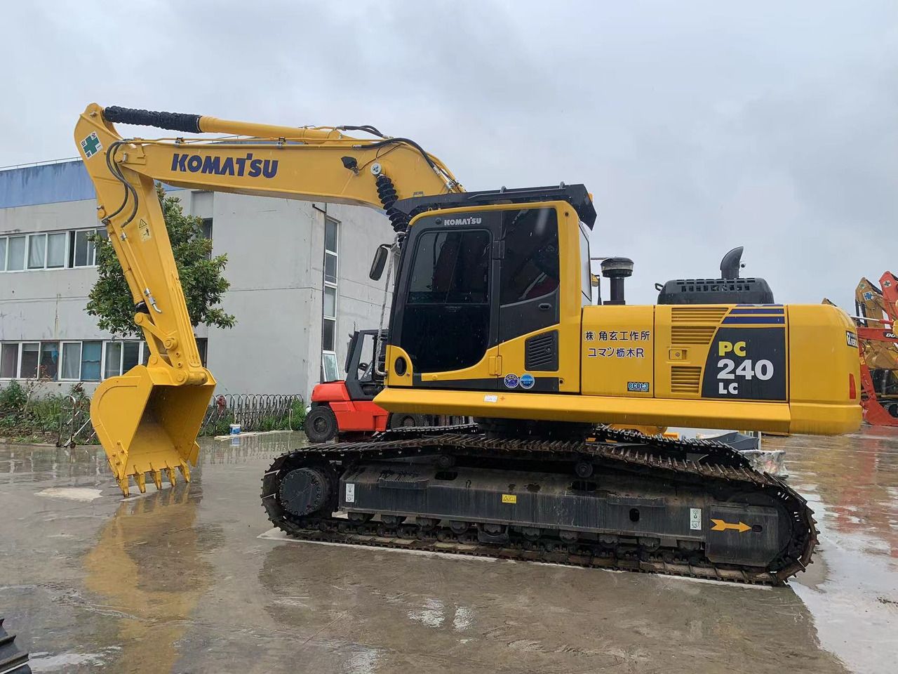 2023 Komatsu PC240LC-8 crawler excavator side view 2023 Komatsu PC240LC-8 crawler excavator side view