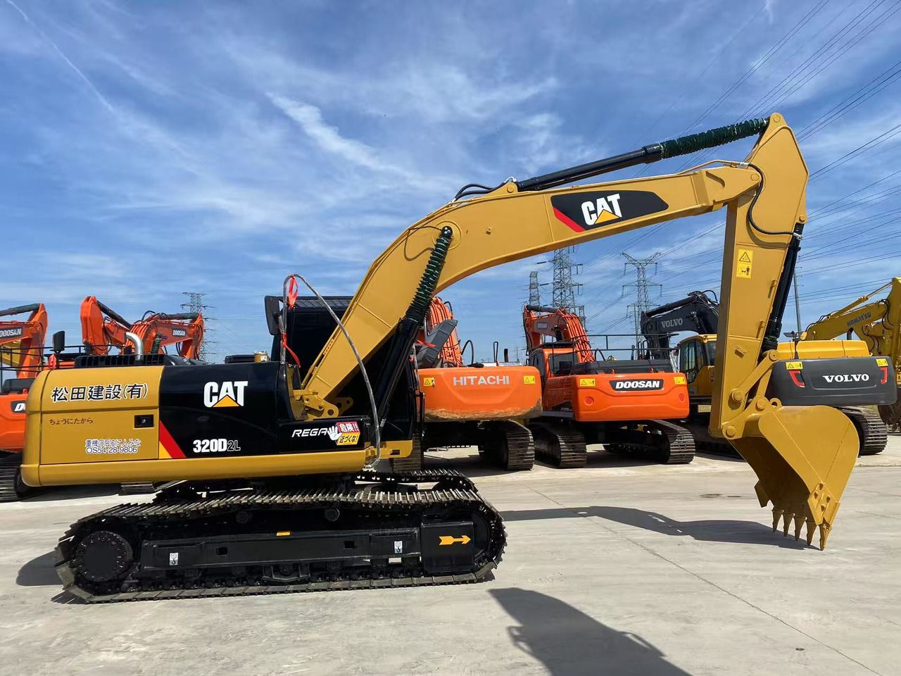 Escavatore cingolato Caterpillar 320D2L del 2022, vista laterale Escavatore cingolato Caterpillar 320D2L del 2022, vista laterale