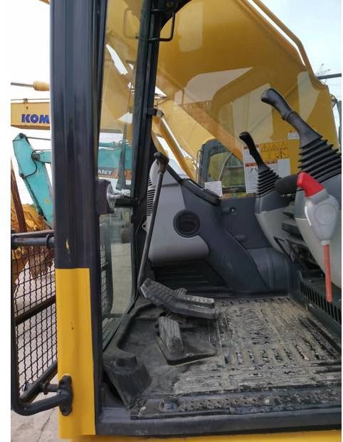 Vista interna cabina escavatore cingolato Komatsu PC220-8 del 2020