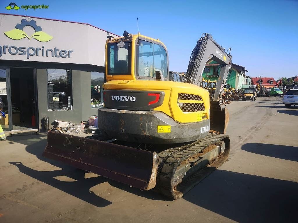 2016 Volvo ECR88D mini excavator, front three-quarter view 2016 Volvo ECR88D mini excavator, front three-quarter view