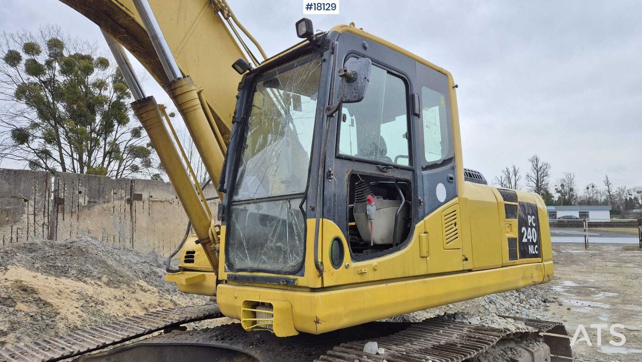 2006 Komatsu PC240NLC excavator cab and boom view 2006 Komatsu PC240NLC excavator cab and boom view