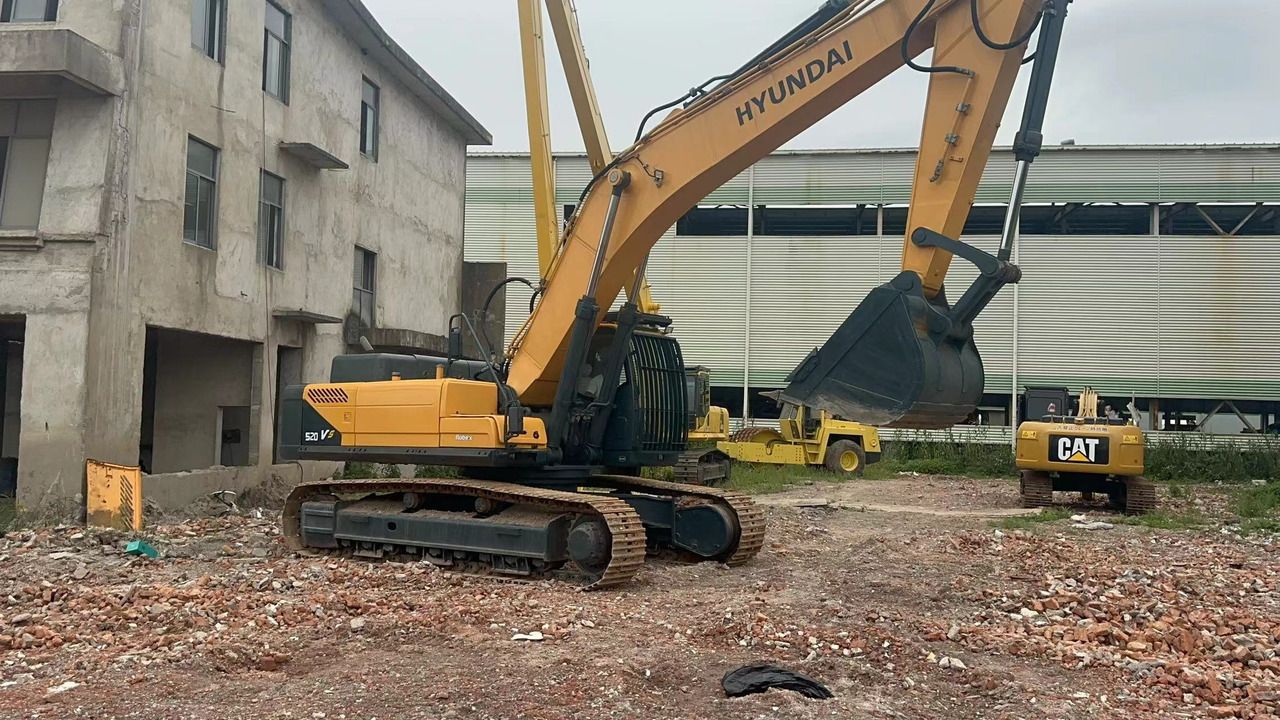 Hyundai R520L-9VS crawler excavator, side view