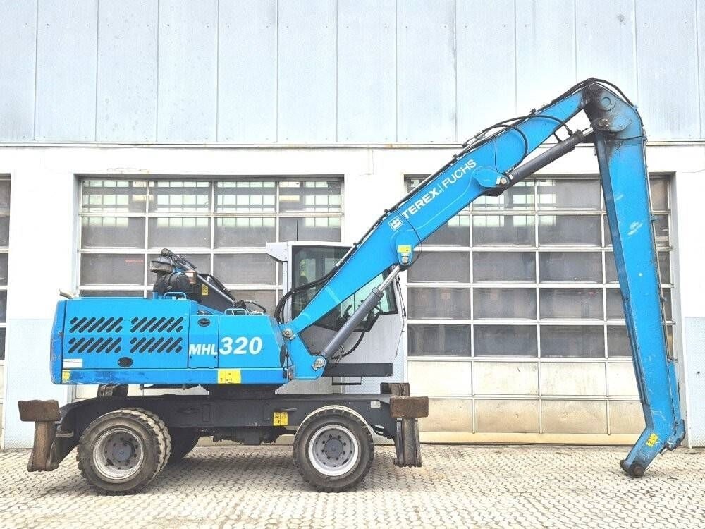 Manipulador de materiais Fuchs MHL320D de 2016, vista de perfil lateral