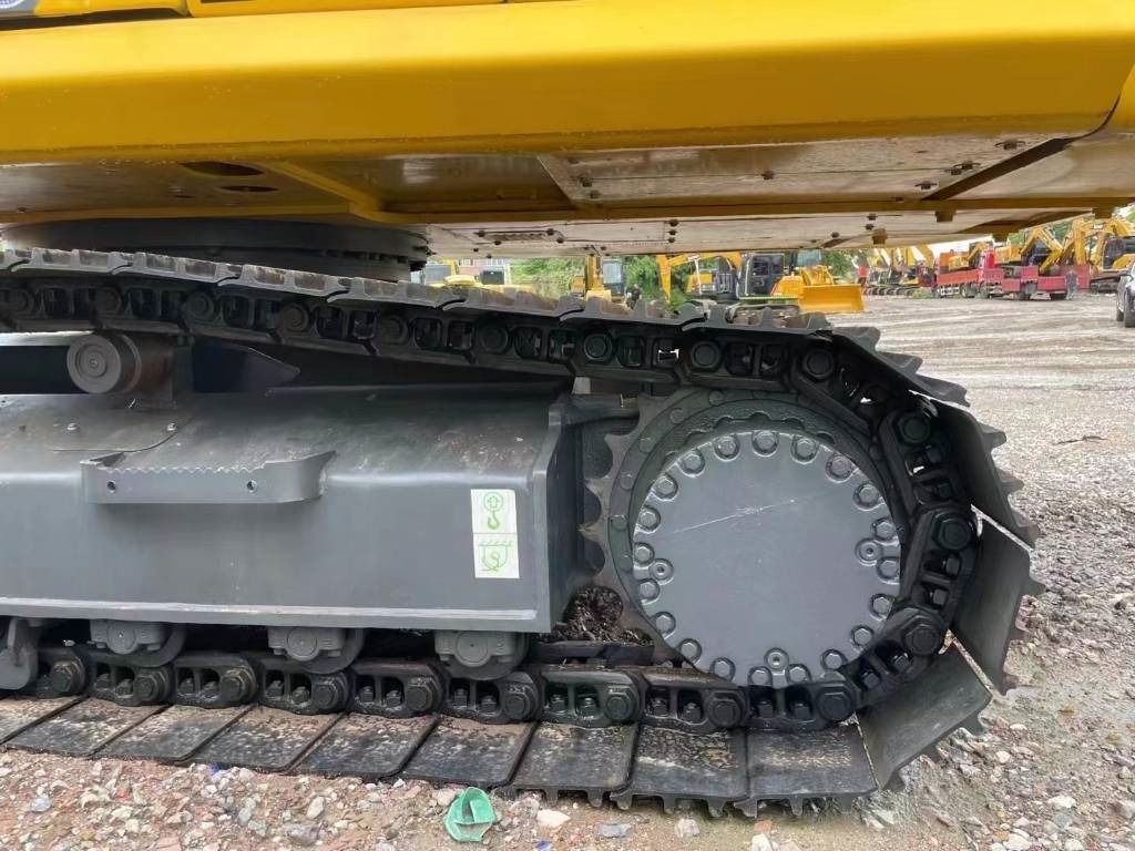 Vue d'ensemble des chenilles d'une pelle sur chenilles Komatsu PC220-8 de 2023