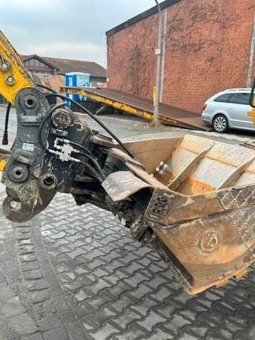 2017 Komatsu PC210LC-11 excavator bucket and quick coupler detail 2017 Komatsu PC210LC-11 excavator bucket and quick coupler detail