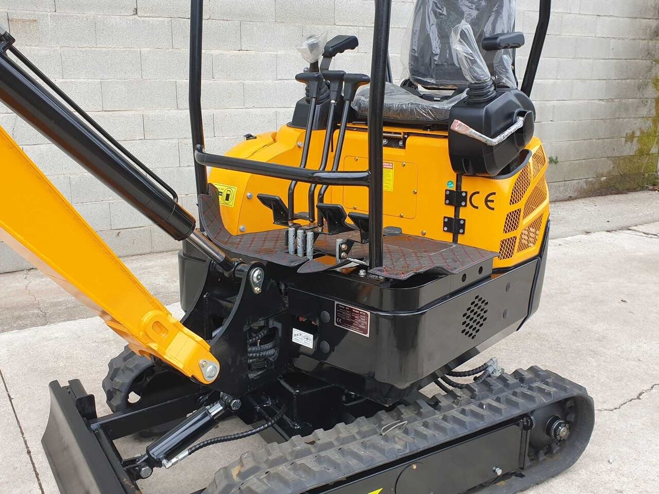 2024 Kubota HT18 mini excavator, front three-quarter view 2024 Kubota HT18 mini excavator, front three-quarter view