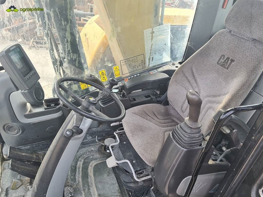 2011 Caterpillar M315D wheel excavator interior view