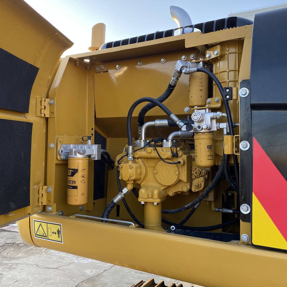 Vue du compartiment moteur d'une pelle sur chenilles Caterpillar 320D2 de 2022 Vue du compartiment moteur d'une pelle sur chenilles Caterpillar 320D2 de 2022