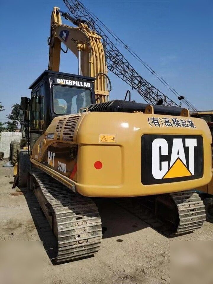 Escavatore cingolato Caterpillar 320D del 2018, vista posteriore tre quarti Escavatore cingolato Caterpillar 320D del 2018, vista posteriore tre quarti