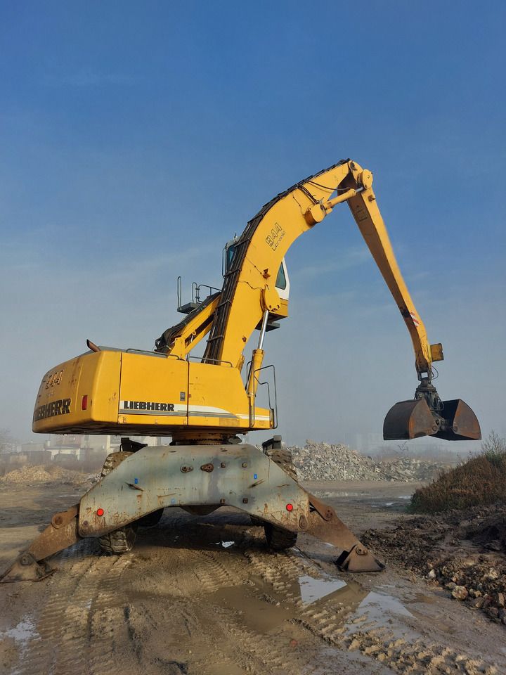 2005 Liebherr A944BHD material handler, rear three-quarter view 2005 Liebherr A944BHD material handler, rear three-quarter view