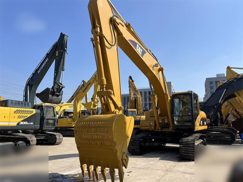 2016 Caterpillar 325CL crawler excavator, front view 2016 Caterpillar 325CL crawler excavator, front view