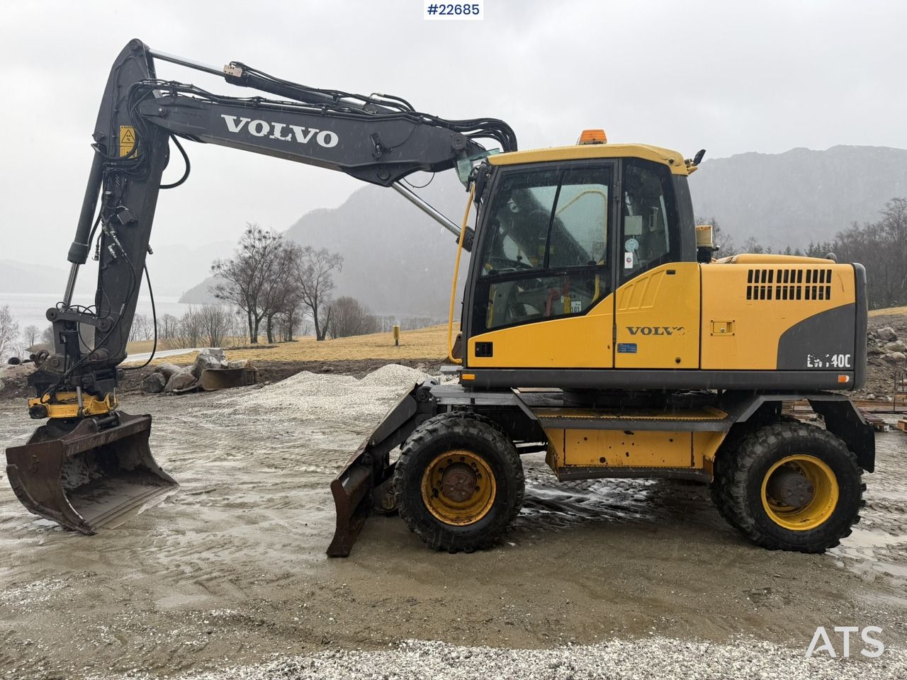 2007 Volvo EW140C wheel excavator, side view 2007 Volvo EW140C wheel excavator, side view