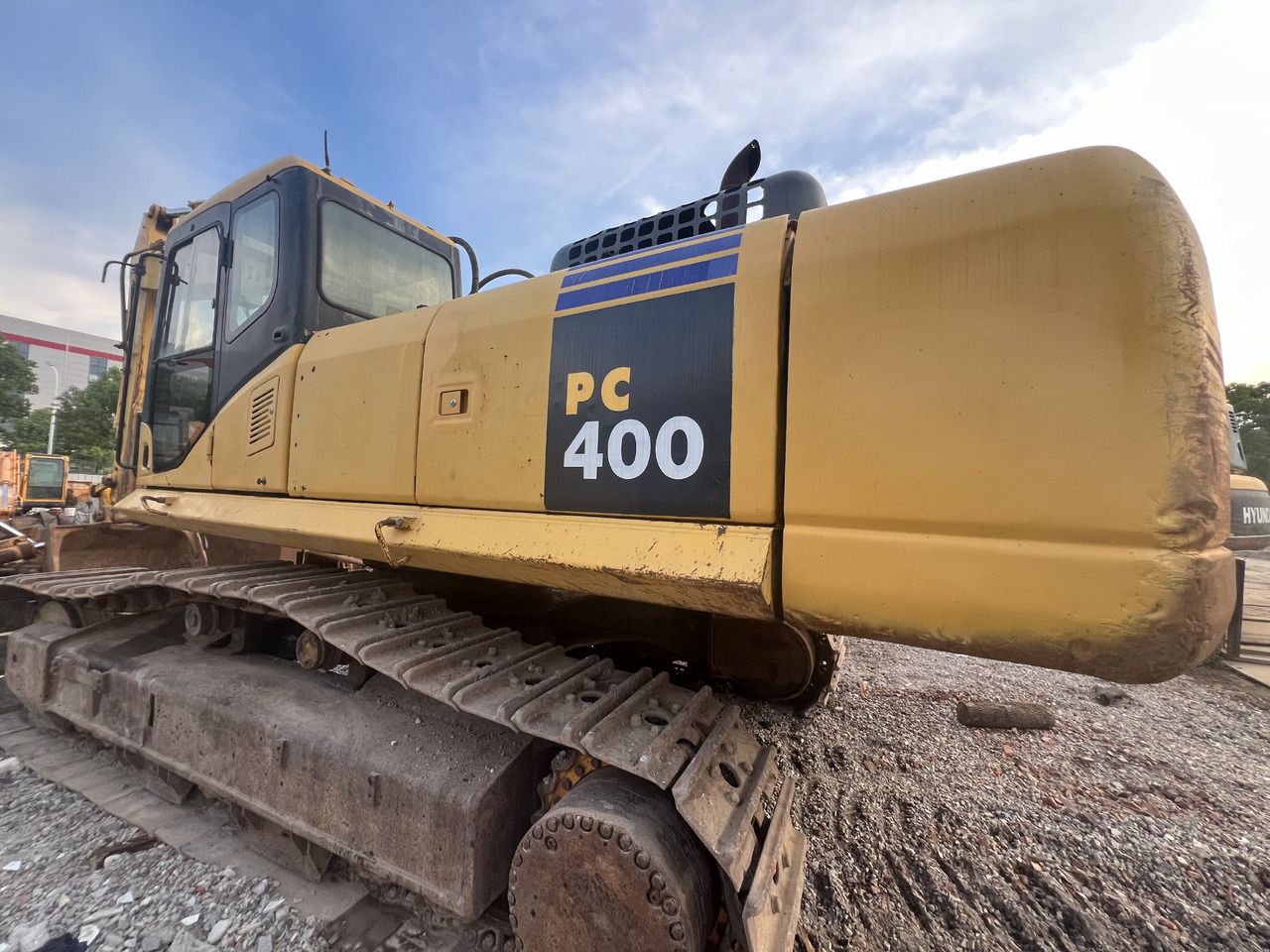 Komatsu PC400-7 crawler excavator side view Komatsu PC400-7 crawler excavator side view