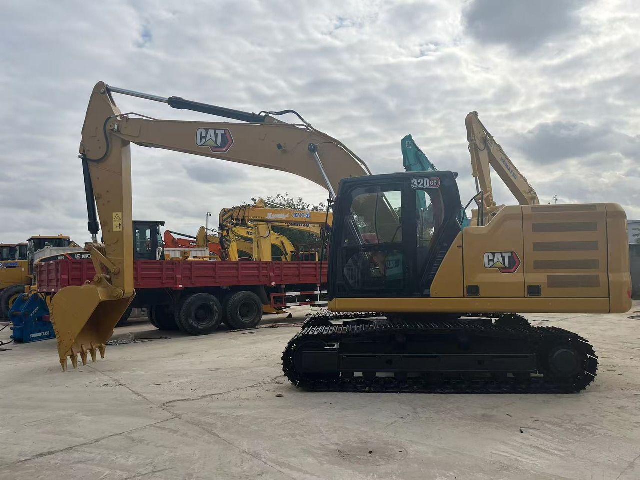 2024 Caterpillar 320GC crawler excavator, side view 2024 Caterpillar 320GC crawler excavator, side view